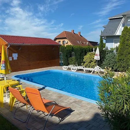 Sarga-kek Haz פוניארצוושהג'