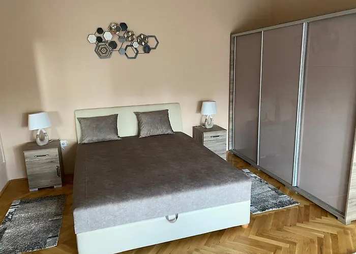 Sarga-kek Haz * פוניארצוושהג'