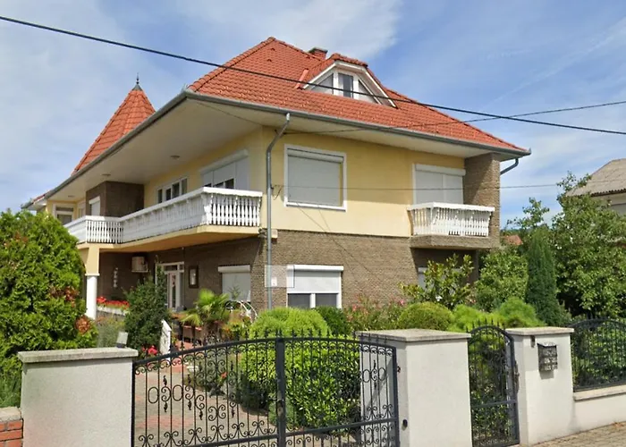 Sarga-kek Haz * פוניארצוושהג'